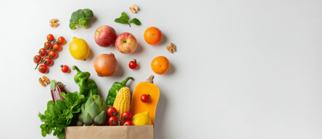bolsa de cartón con fruta y verdura