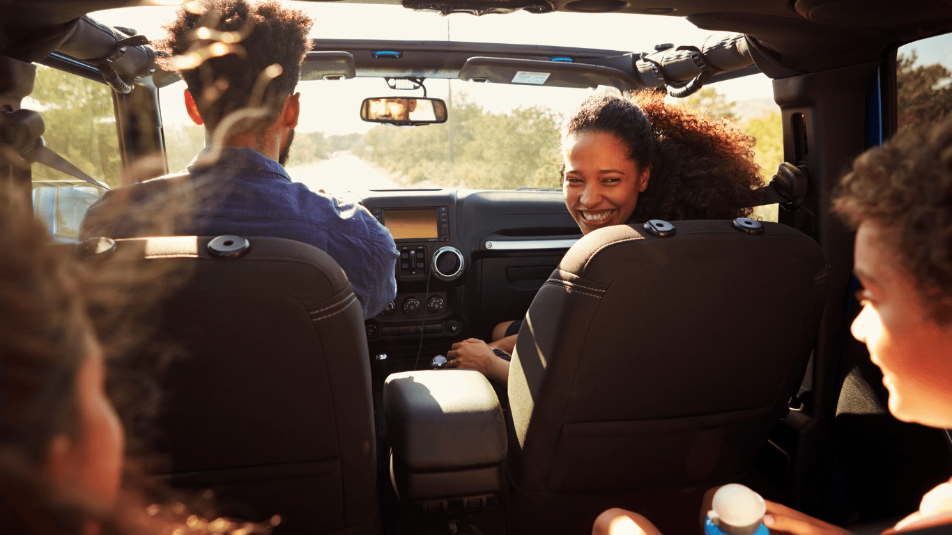 Familia dentro del coche viajando